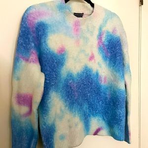 Cute sweater can be paired with different color shoes and pants